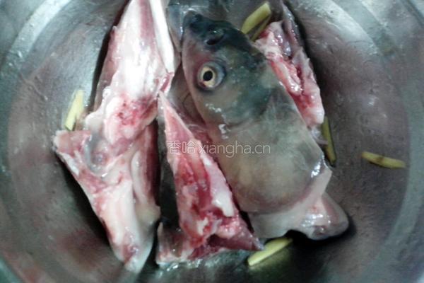 草鱼头豆腐汤的做法图解1