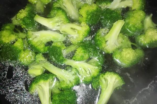西兰花炒虾仁的做法图解5