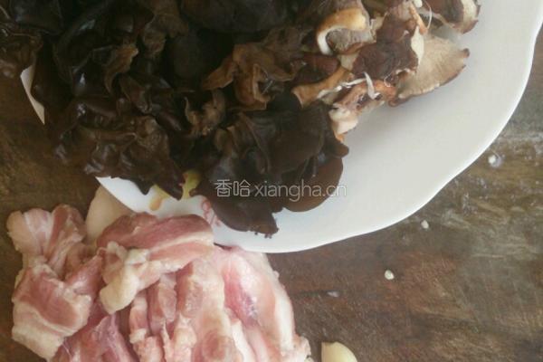 木耳炒肉的做法图解1