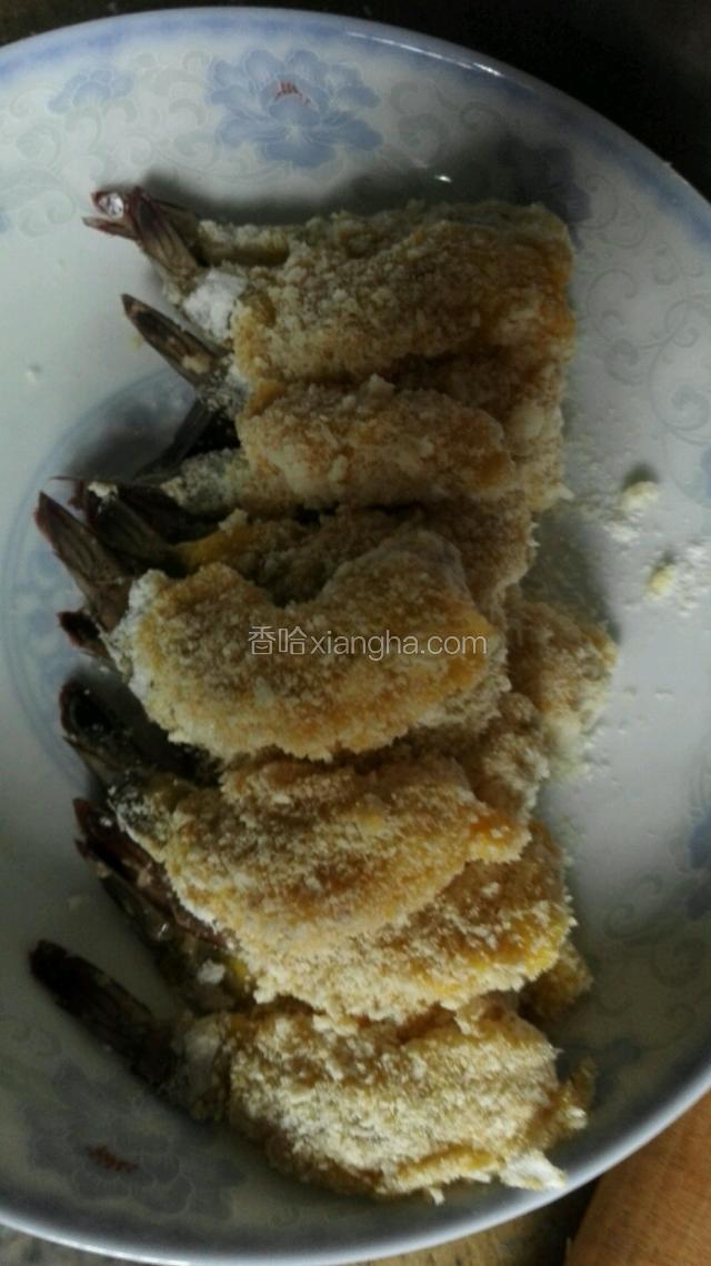 锅烧热，入油，当筷子放入油锅，油起小泡时，将裹好蛋液面粉面包糠的虾下入锅内