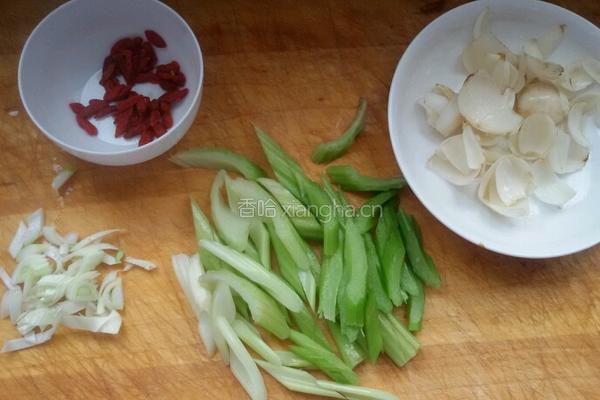 百荷炒芹菜的做法图解1