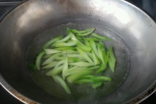 百荷炒芹菜的做法图解2