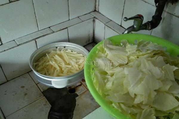 莲花白炒肉。土豆丝的做法图解1