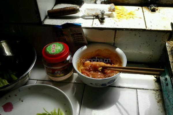 莲花白炒肉。土豆丝的做法图解2