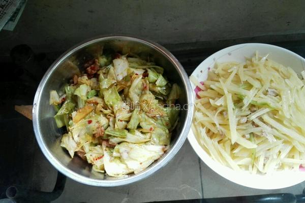 莲花白炒肉。土豆丝的做法图解4