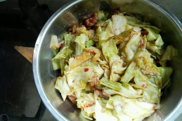莲花白炒肉。土豆丝的做法图解5