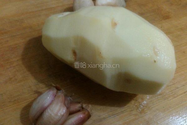家常腩肉炆土豆的做法图解1