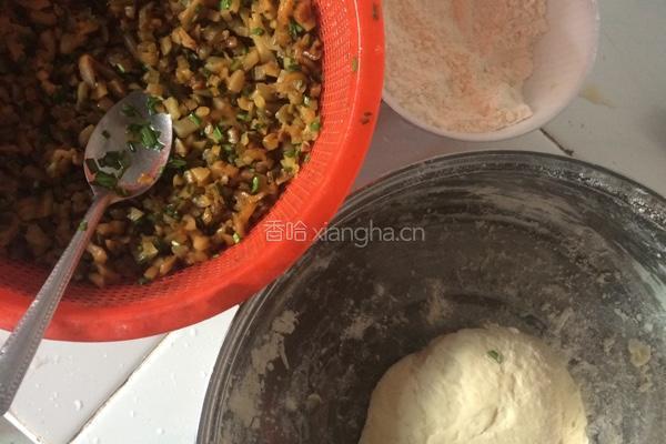 韭菜榨菜饼的做法图解1