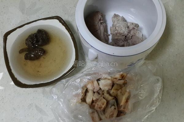 土伏苓炖龙骨的做法图解1