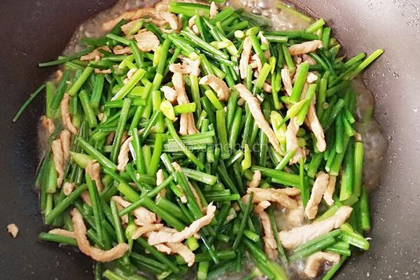 肉炒韭菜梗的做法图解7