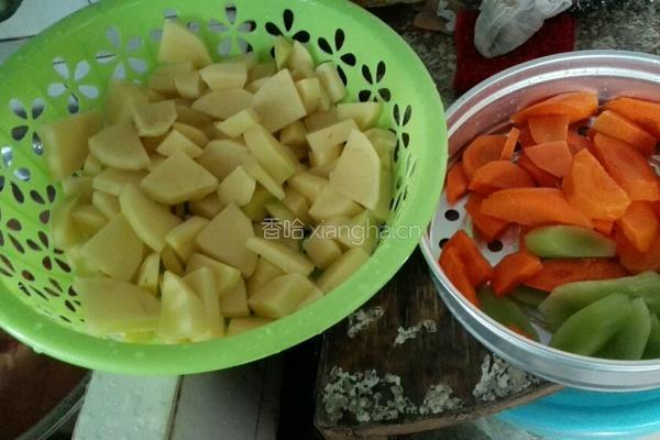 土豆烧鸡的做法图解1
