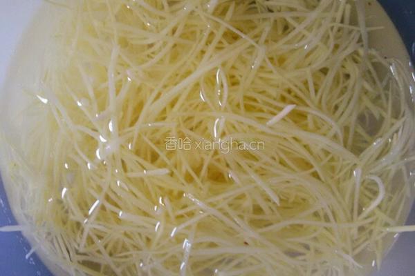 青椒脆炒土豆丝的做法图解1