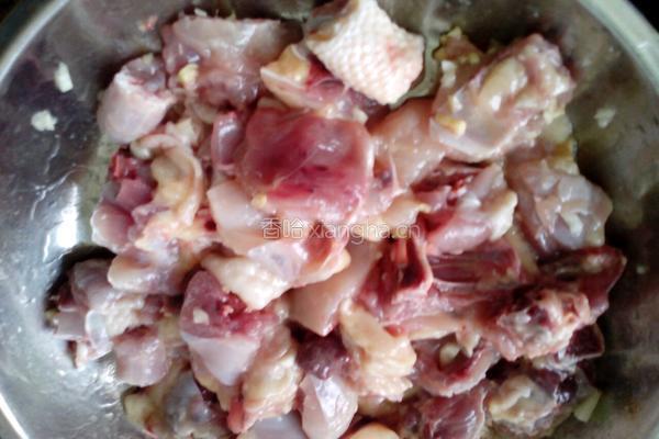 磨菇焖鸡肉的做法图解1