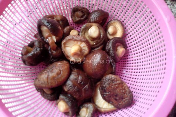 磨菇焖鸡肉的做法图解3