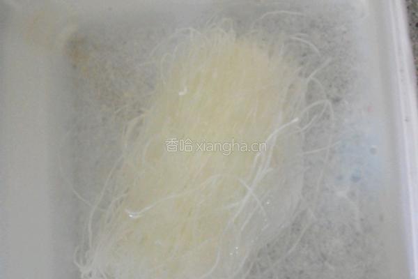 洋葱炒粉丝的做法图解2