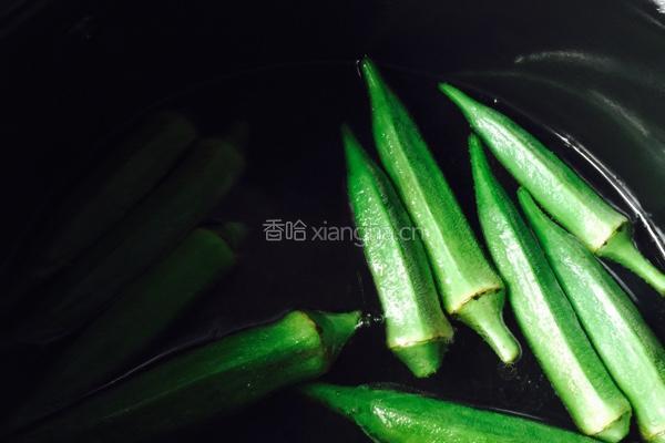 香菇蒜汁秋葵的做法图解2