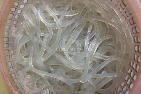 豆芽炒粉条的做法图解1