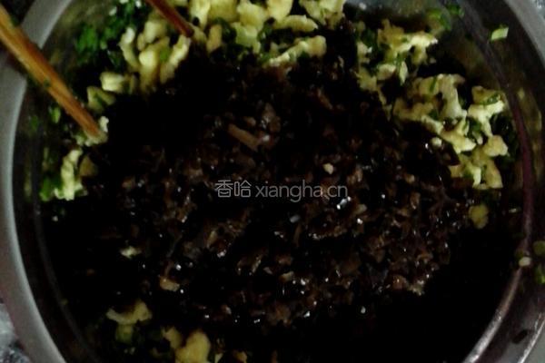 木耳韭菜鸡蛋包子的做法图解16