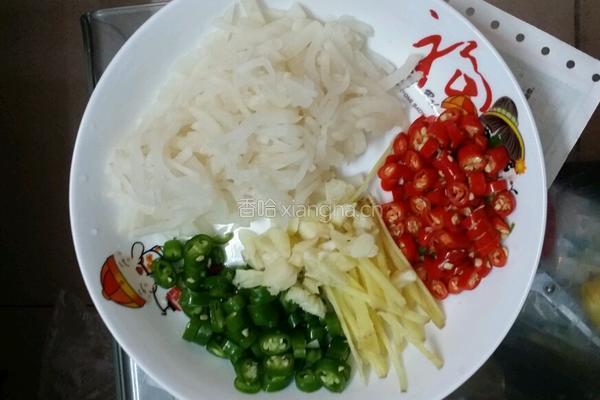 酸辣萝卜丝炒腊肉的做法图解2