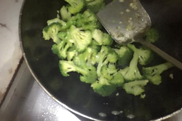 蒜爆西兰花的做法图解3