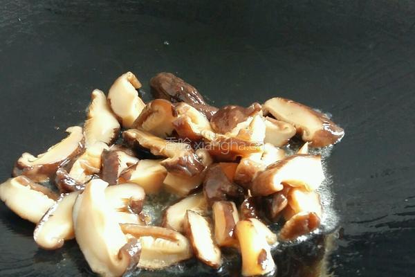 西兰花香菇炒瘦肉的做法图解7