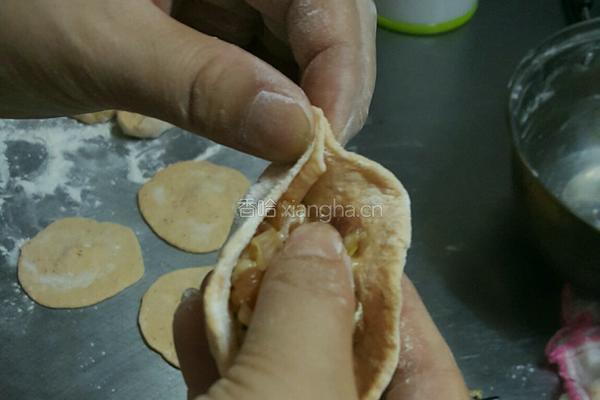 胡萝卜葱香包的做法图解12