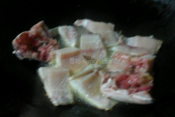 酸菜焖草鱼的做法图解3