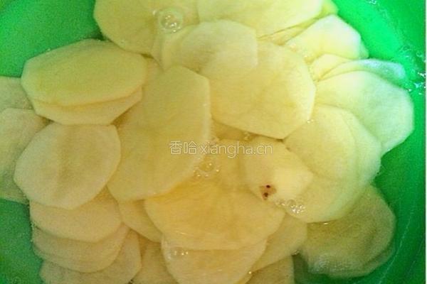 土豆片炒豆瓣肉丁的做法图解1