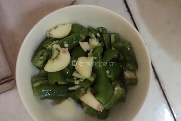 爆酱焖茄子的做法图解2