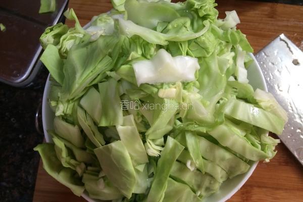 肉炒卷心菜的做法图解1