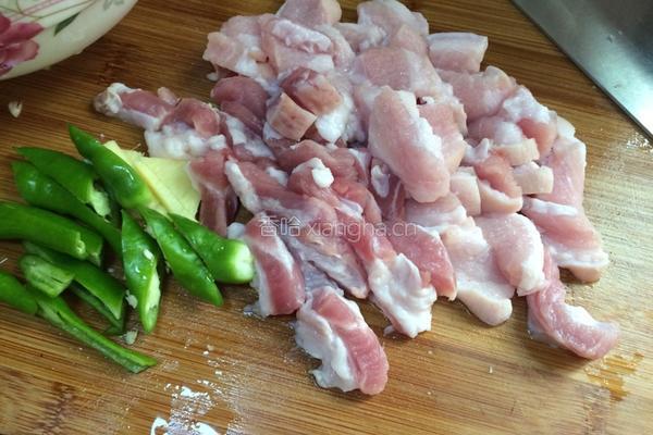 肉炒卷心菜的做法图解2