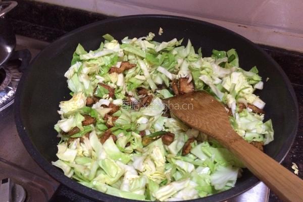 肉炒卷心菜的做法图解4