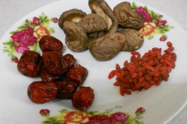香菇乌鸡汤的做法图解2