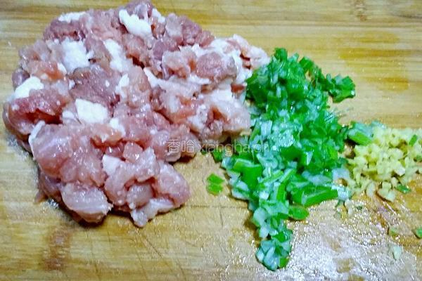 猪肉洋葱水饺的做法图解1