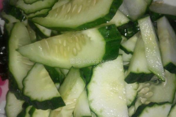 黄瓜炒肉的做法图解1