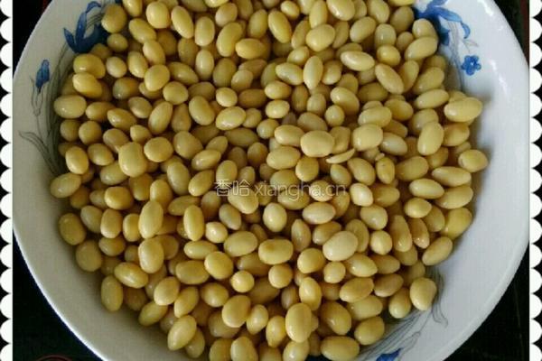 黄豆炒榨菜丝的做法图解1