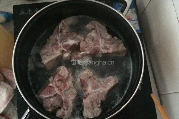 龙骨秋葵汤的做法图解1
