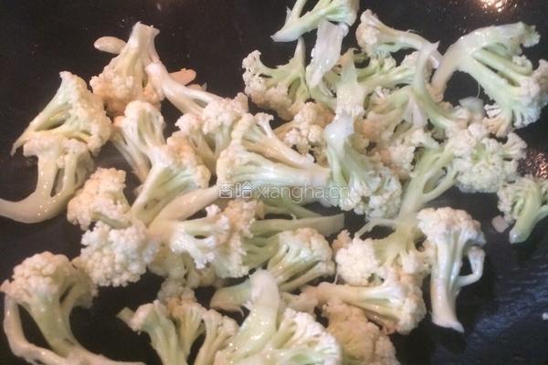 木耳炒花菜的做法图解5