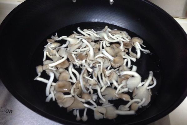 鲜菇蛋花汤的做法图解4