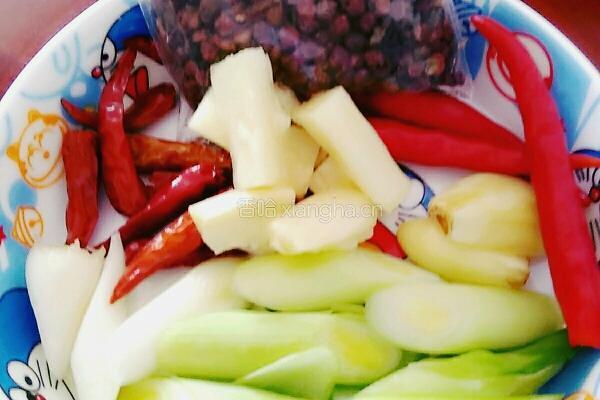 酸菜鲶鱼的做法图解1