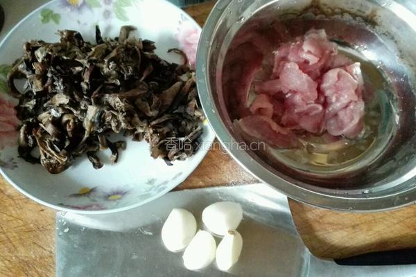坝上榛蘑炒肉片的做法图解1