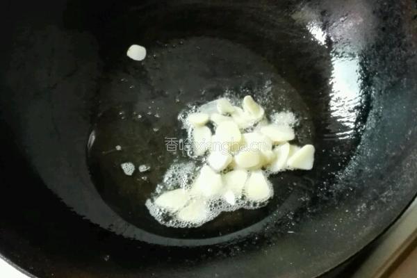 坝上榛蘑炒肉片的做法图解2