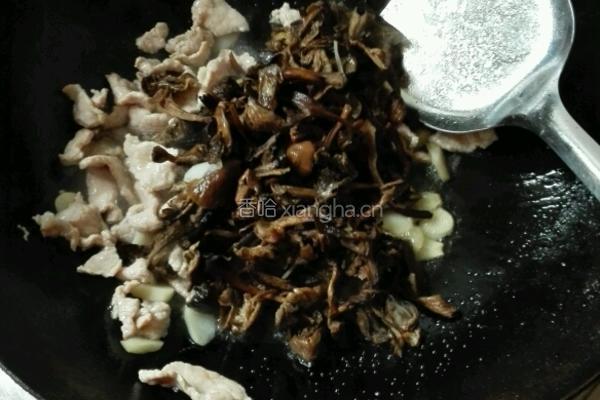 坝上榛蘑炒肉片的做法图解4