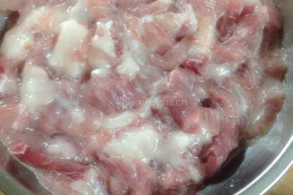 黄花菜木耳炒瘦肉的做法图解3