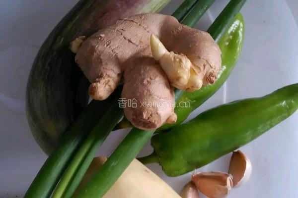 土豆炖茄子的做法图解1