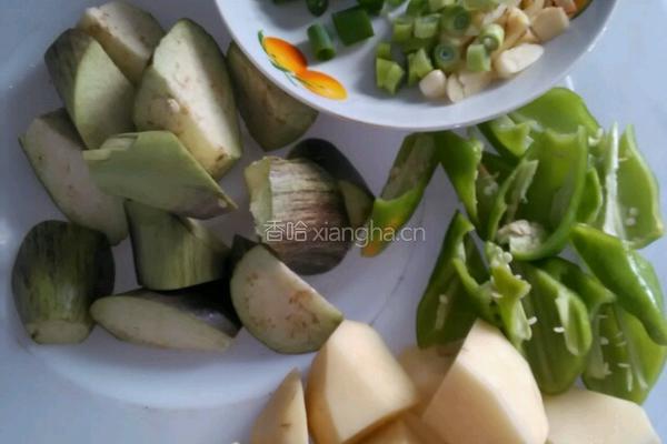 土豆炖茄子的做法图解2