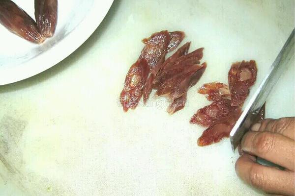 腊肠炒青椒的做法图解3
