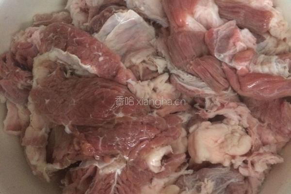 牛腩炖萝卜的做法图解1