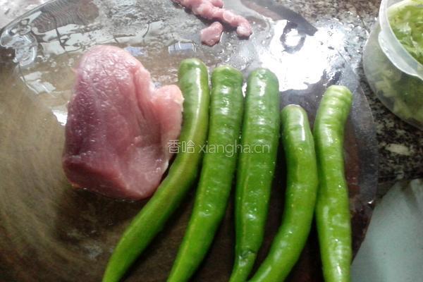 青椒炒肉丝的做法图解1