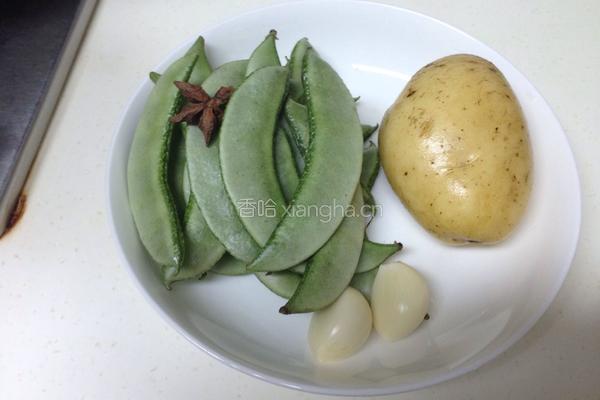 扁豆烧土豆的做法图解1